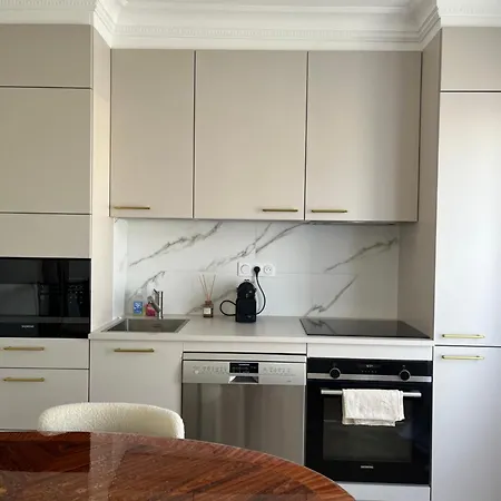 Appartamento Cosy Apt With Balcony - 2 Minutes From Metro Station